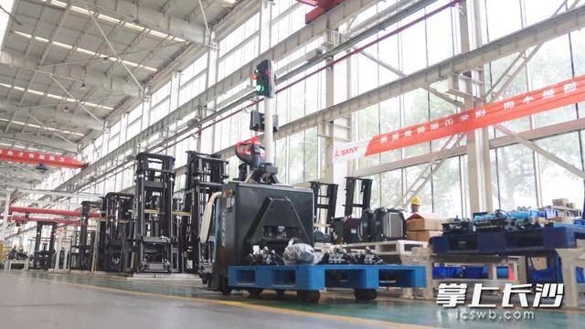 進軍物流倉儲搬運領域<strong></p>
<p>電動叉車
</strong>！三一機器人一次性40臺電動叉車“出海”……:電動叉車

